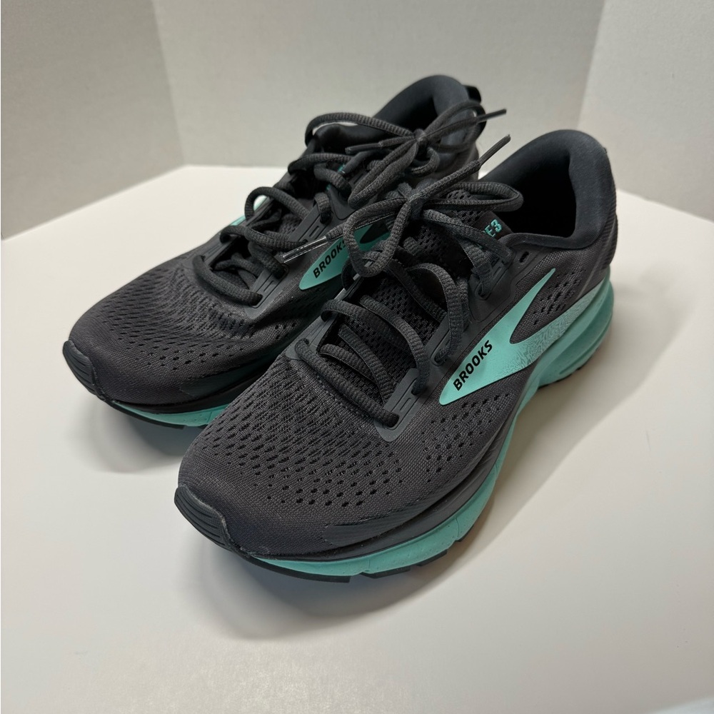 Brooks Trace 3 Gray and Teal with Mesh Upper. Women’s size 7.5.